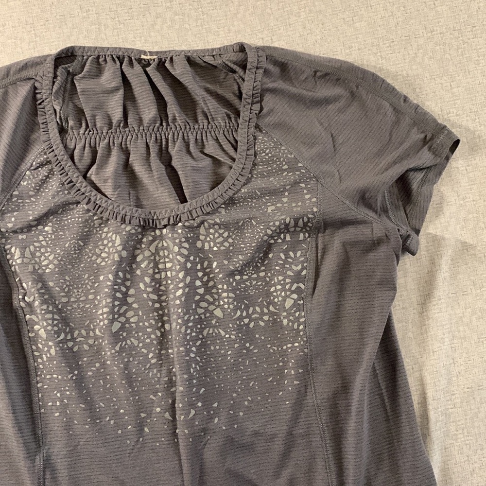 Women’s lululemon gray shirt - no tag, but it’s a size small.